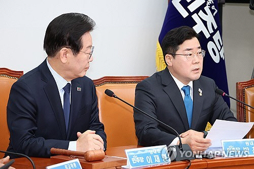 박찬대(오른쪽) 더불어민주당 원내대표가 3일 열린 최고위원회의에서 발언하고 있다. [연합뉴스]